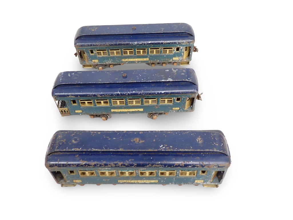 3 Vintage 1930s Prewar Lionel Passenger Car: 3 Vintage 1930s Pre War Lionel Passenger Cars incl 2 - 710 and 1 712 Observation. They are blue. They are in rough, played with condition. 13"x4"x3" All pictures are cons