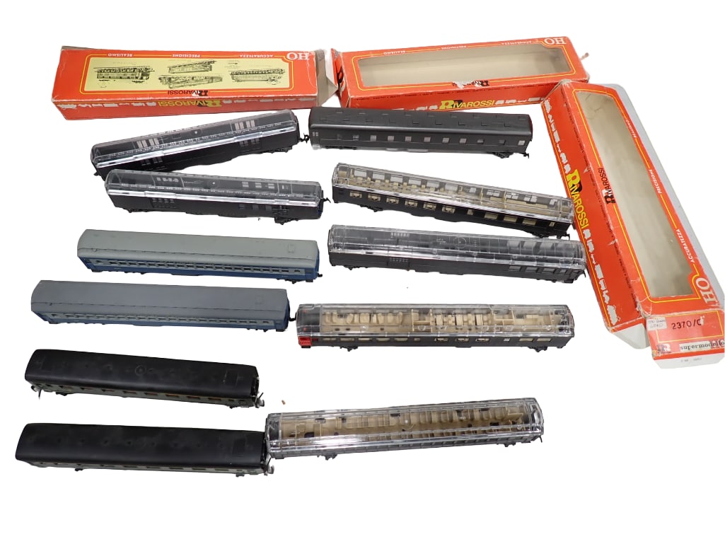 Lot of 11 HO Scale Passenger Cars (1 of 10)