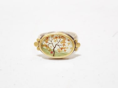 An Ananda gold and silver ring. Brushed sterling silver and 22 karat yellow gold ring with a painted