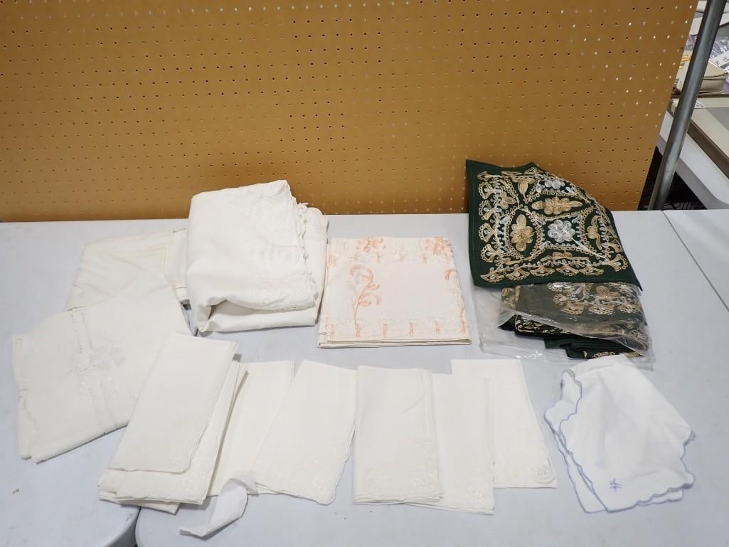 Group of Table Linens: Group of Table Linens All pictures are considered part of the description and should be examined carefully by bidders. Live Auctioneers is now offering Live Shipping through them. This is an optiona