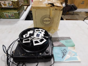 Vintage Kodak Carousel 850 Slide Projector with original box and some slides