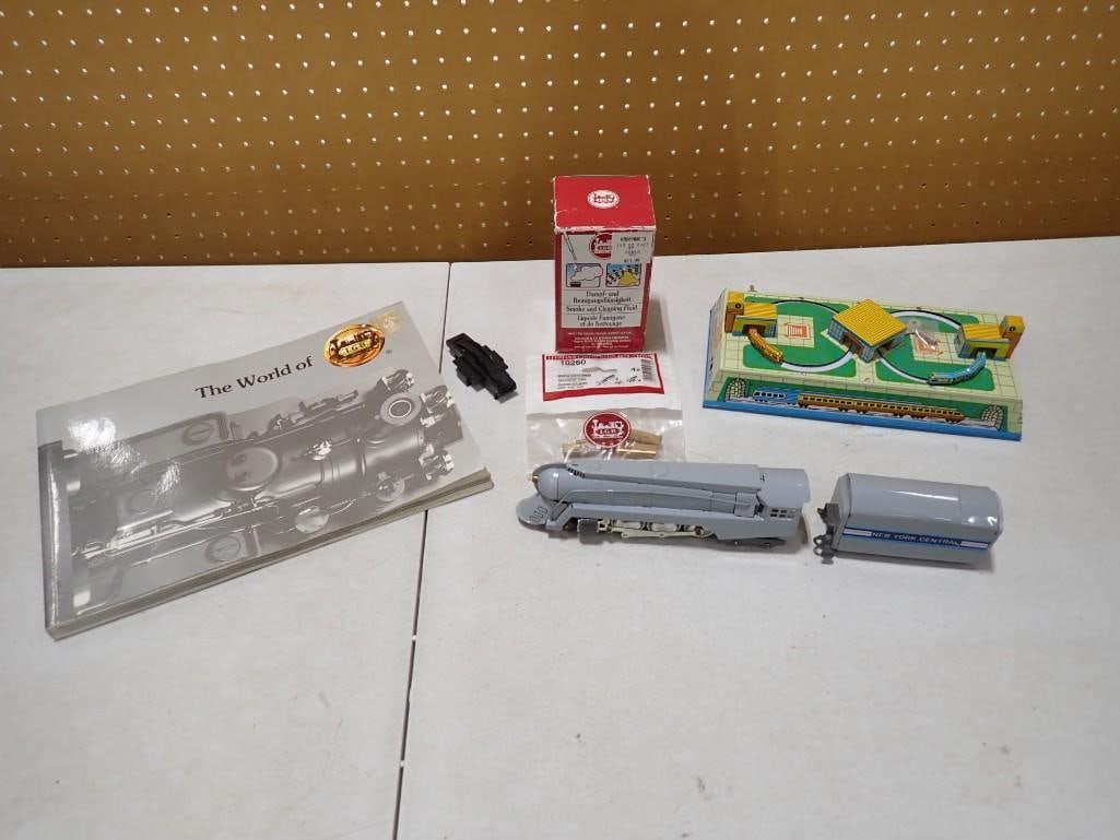 Vintage Tin Wind Up Toy Train Set, Tin Toy New York Central Streamliner Locomotive and Tender (1 of 6)