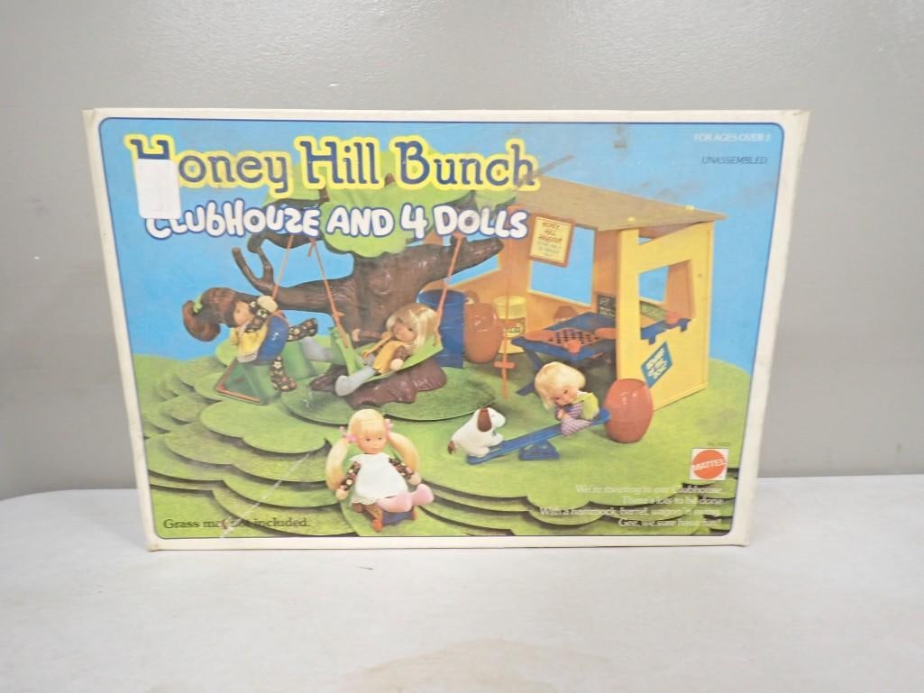 Vintage Mattel Honey Hill Bunch Clubhouse and 4 Dolls New Old Stock: Vintage Mattel Honey Hill Bunch Clubhouse and 4 Dolls New Old Stock All pictures are considered part of the description and should be examined carefully by bidders. Live Auctioneers is now offering