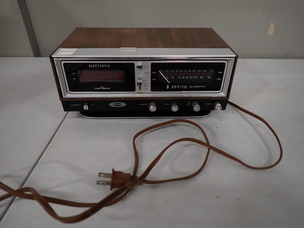 Vintage Zenith Solid State Alarm Clock Radio (1 of 7)