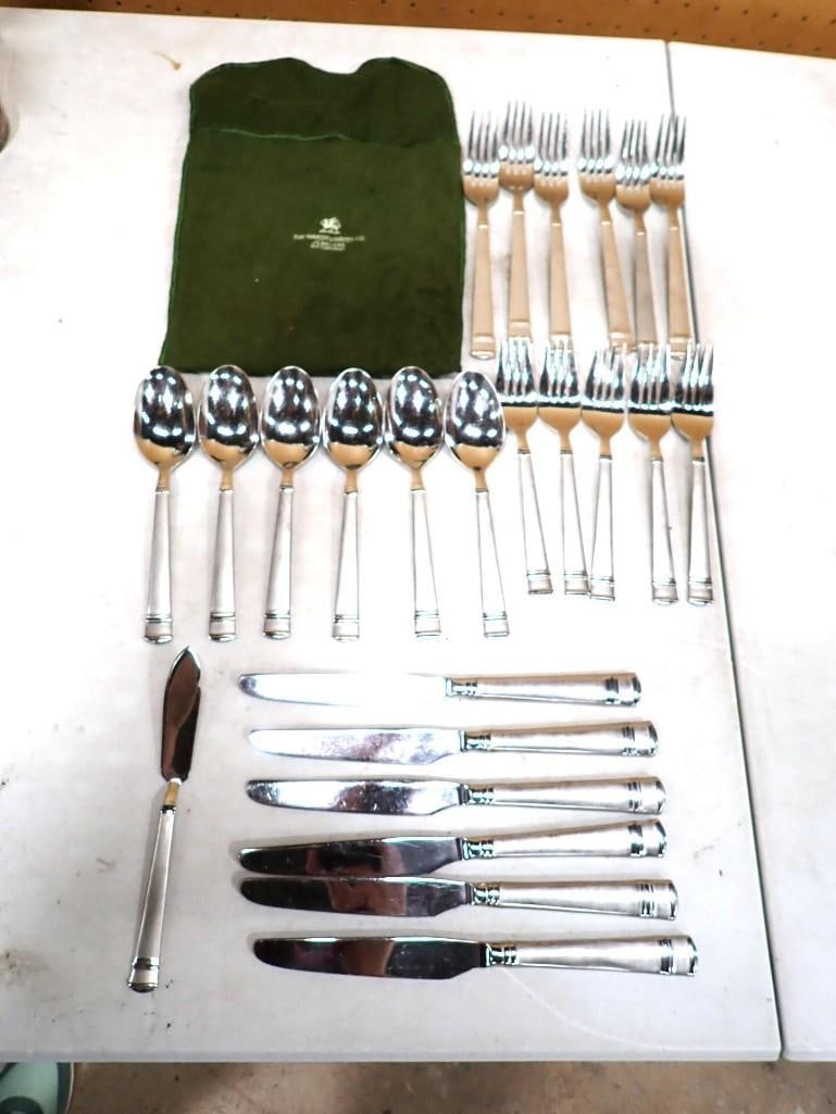 Lot of Oneida Flatware: Lot of Oneida Flatware All pictures are considered part of the description and should be examined carefully by bidders. Live Auctioneers is now offering Live Shipping through them. This is an op