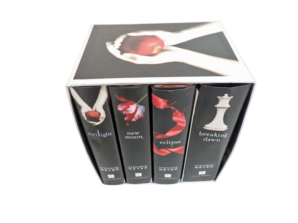 Complete Twilight Saga Book Set by Stephenie Meyer Boxed Set: Complete Twilight Saga Book Set by Stephenie Meyer Boxed Set 8"x6"x9" All pictures are considered part of the description and should be examined carefully by bidders. Live Auctioneers is n