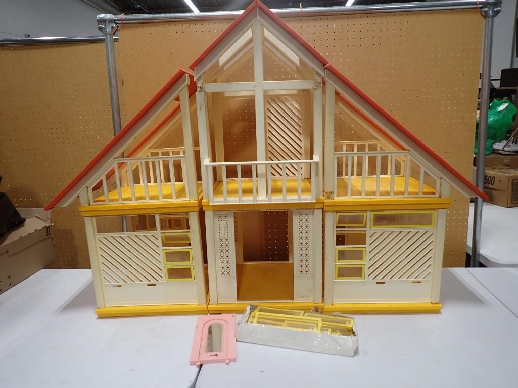 Vintage 1970s Barbie Dreamhouse by Mattel (1 of 8)