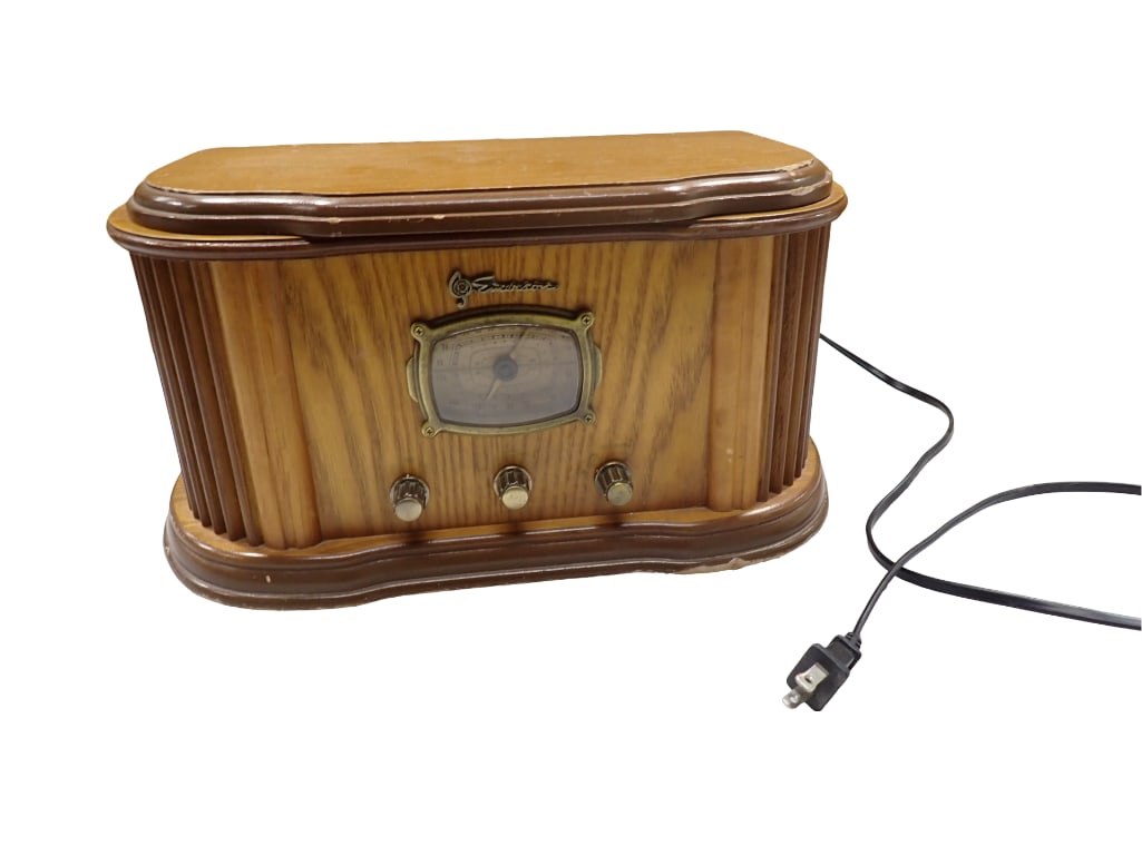 Emerson NR40 AM FM Radio CD Player: Emerson NR40 AM FM Radio CD Player Condition: untested, has some scuffs to the wood, especially around the bottom and top edges All pictures are considered part of the description and shou