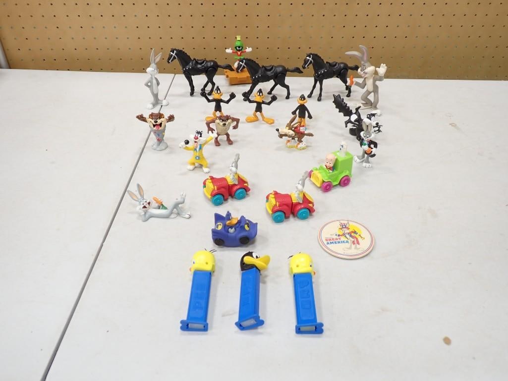 Figurine / Toy Lot including Bugs Bunny, Tasmanian Devil, Marvin The Martian, Warner Brothers, Pez D (1 of 9)