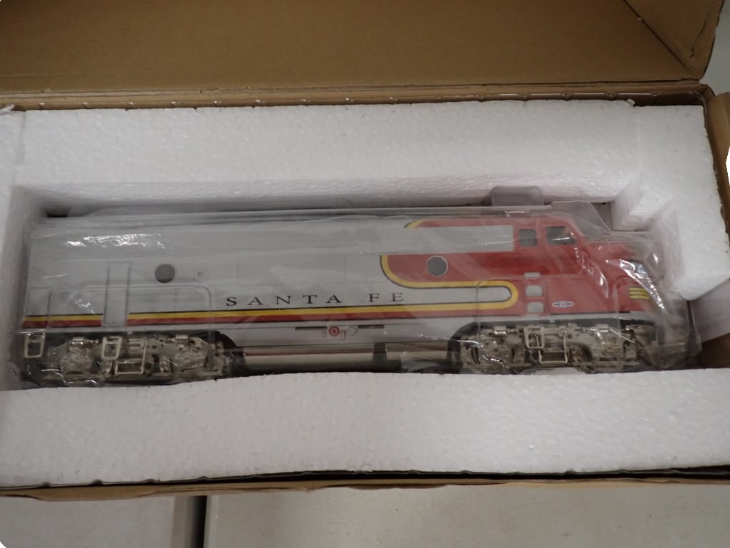 Menards O-Gauge Remote Controlled Santa Fe Train Engine New in Box (1 of 9)