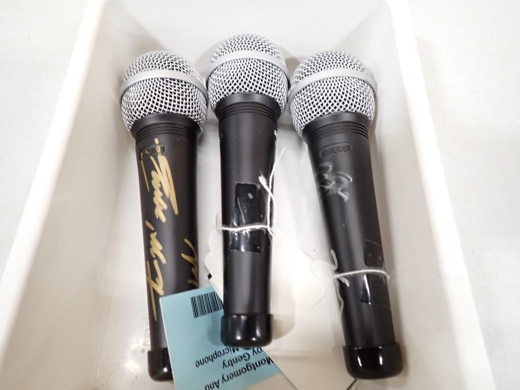 3 Signed Microphones incl Lee Greenwood, Eddie Montgomery, Troy Gentry NO COAs: 3 Signed Microphones incl Lee Greenwood, Eddie Montgomery, Troy Gentry NO COAs Each microphone measures 7"x2"x2" All pictures are considered part of the description and should be examined