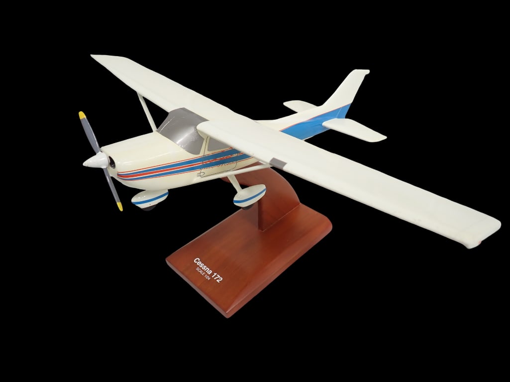 Vintage Cessna 172 Model Airplane 1:24 Scale (1 of 11)