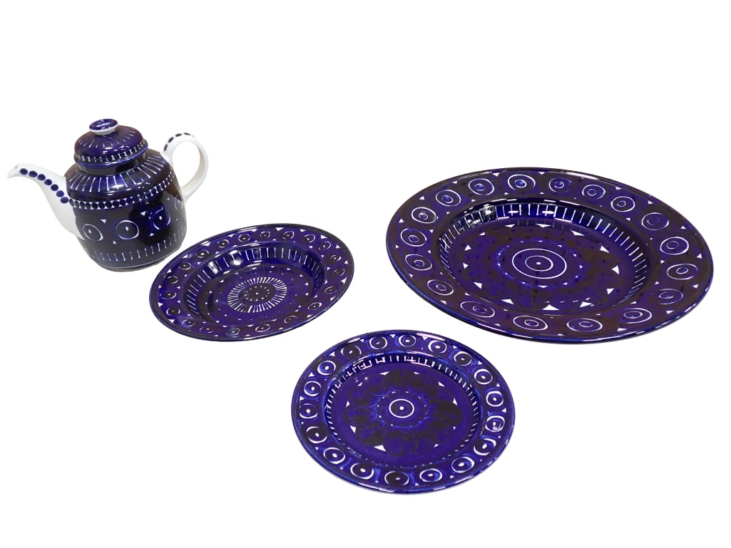 Lot of Arabia Valencia Ulla Procope Serving Plate, Teapot, and More: Lot of Arabia Valencia Ulla Procope Serving Plate, Teapot, and More Condition: small chip in the teapot lip All pictures are considered part of the description and should be examined care