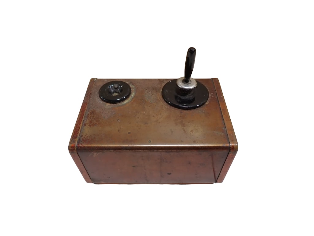 Vintage Duk'it Battery Operated Cigar Lighter Ashtray: Vintage Duk'it Battery Operated Cigar Lighter Ashtray All pictures are considered part of the description and should be examined carefully by bidders. Live Auctioneers is now offering Live Shippin
