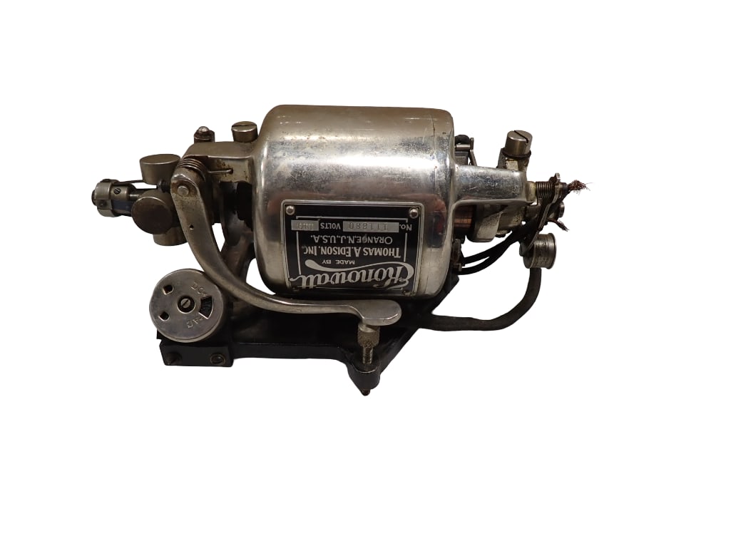Ekonowatt Thomas Edison Motor no 111880 Tested and it Runs!: Vintage Ekonowatt Thomas Edison Motor no 111880 Tested and it Runs! All pictures are considered part of the description and should be examined carefully by bidders. Live Auctioneers is now offeri