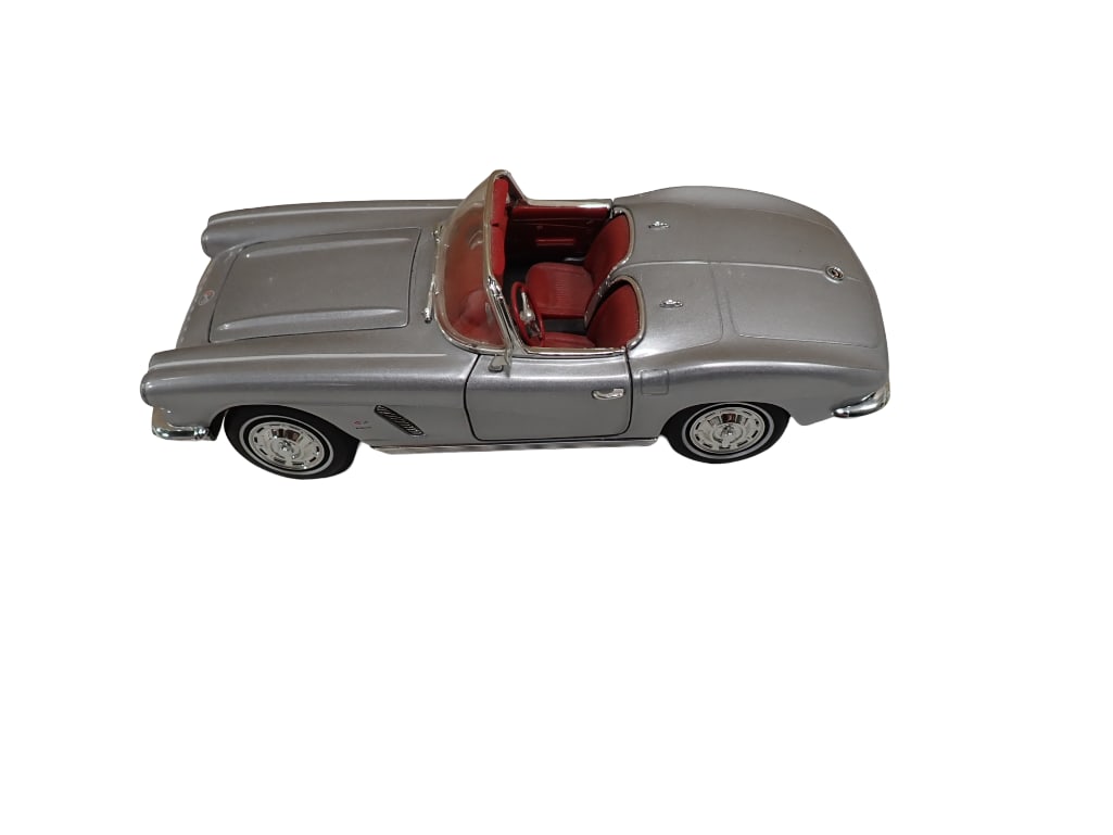 Ertl Die Cast 1/18th Scale 1962 Corvette Model Car in Silver (1 of 5)