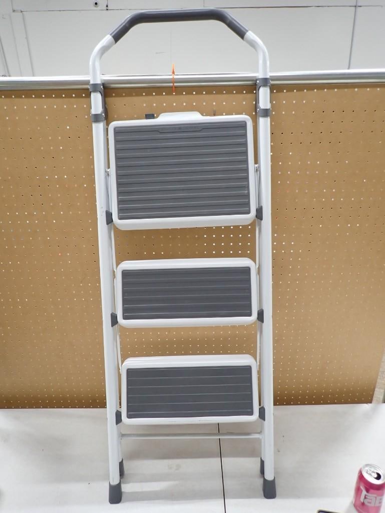 Folding 3 Step Stepladder (1 of 5)