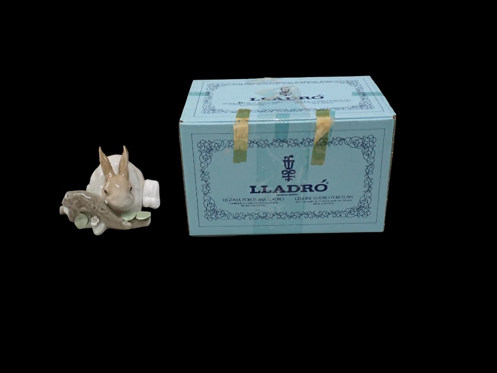 Lladro 4772 Rabbit Eating Porcelain Figurine with Original Box (1 of 15)