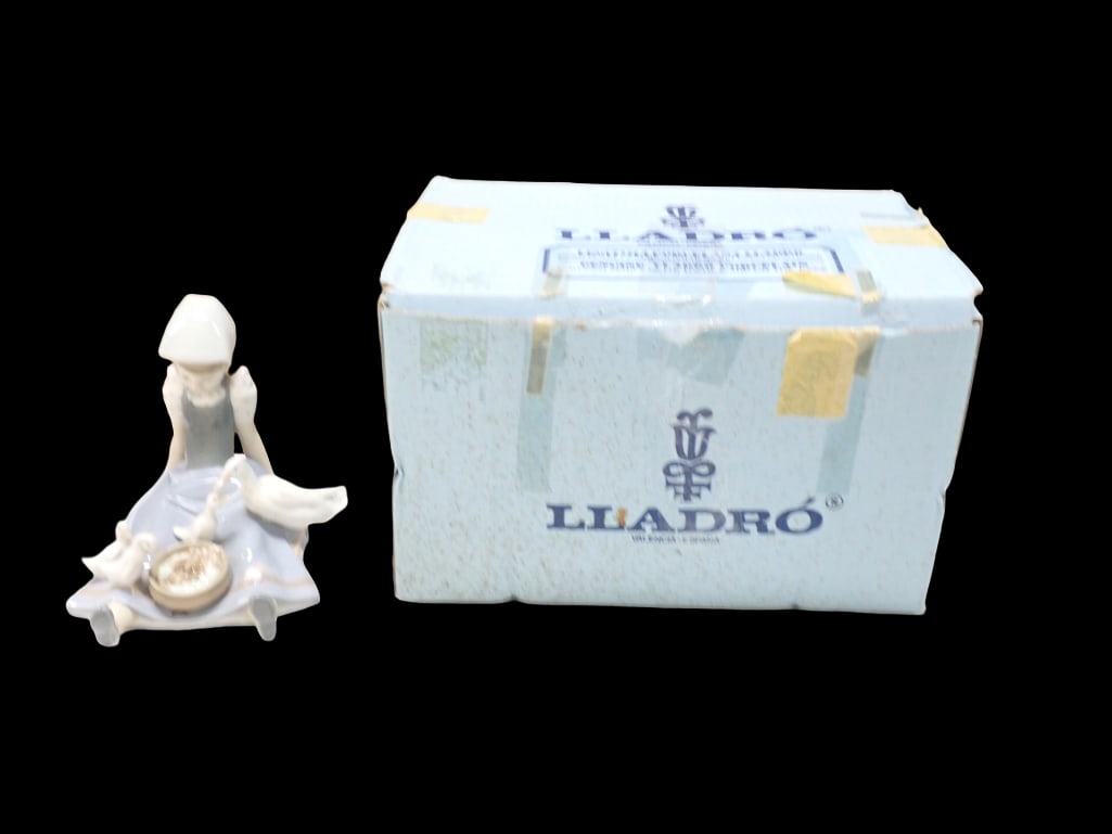 Lladro 5074 Girl Saucepan and Duck Porcelain Figurine with Original Box: Lladro 5074 Girl Saucepan and Duck Porcelain Figurine with Original Box Condition: damaged, missing a duck that was sitting on her dress All pictures are considered part of the description