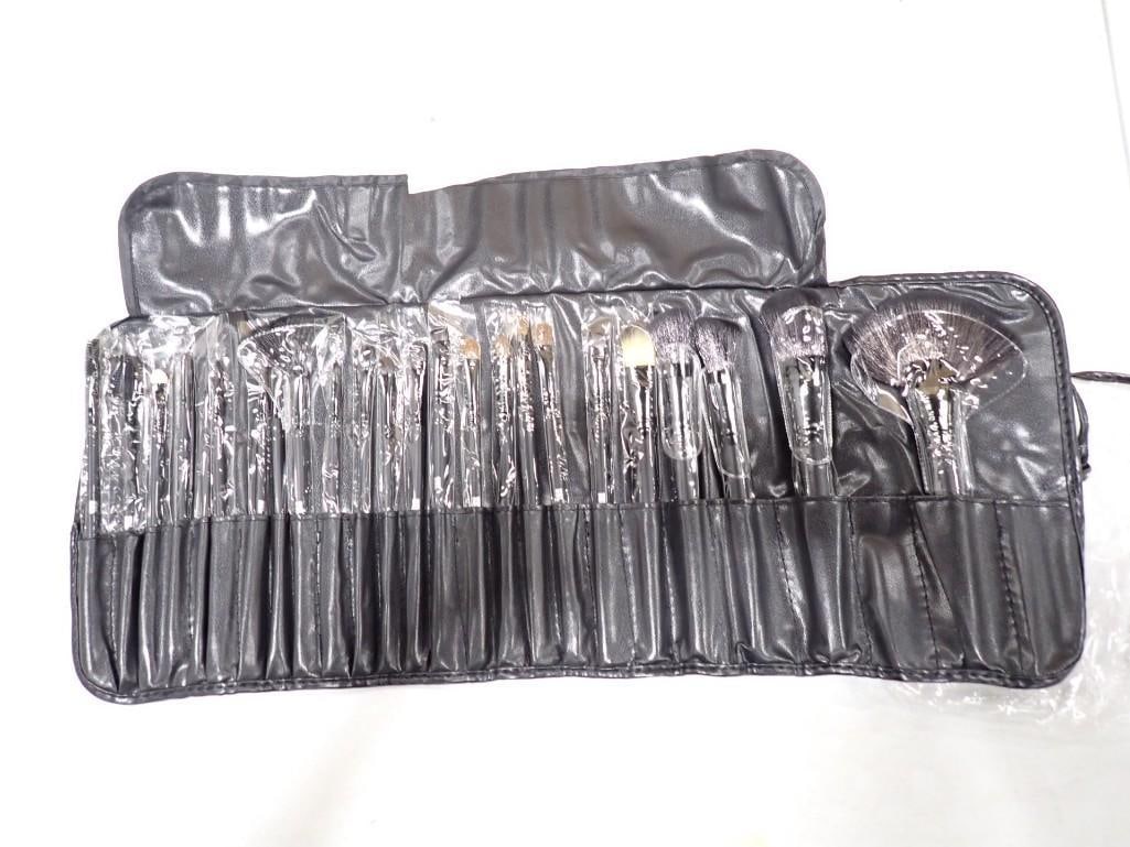 New Makeup Brushes in a Case (1 of 8)