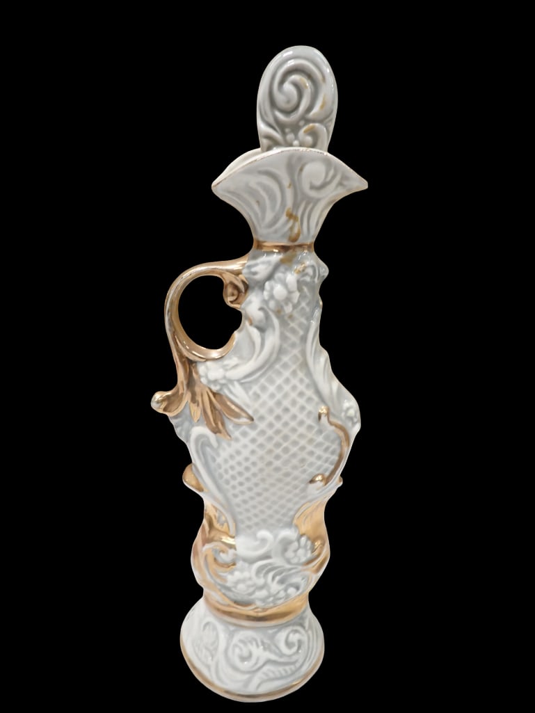 Vintage Jim Beam Floral Decanter: Vintage Jim Beam Floral Decanter All pictures are considered part of the description and should be examined carefully by bidders. Live Auctioneers is now offering Live Shipping through them. This is