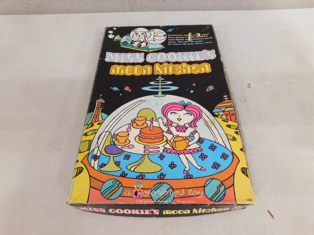 Vintage 1960's Colorforms Toy - Miss Cookie's Moon Kitchen: Vintage 1960's Colorforms Toy - Miss Cookie's Moon Kitchen Comes with everything as shown All pictures are considered part of the description and should be examined carefully by bidders. Live 