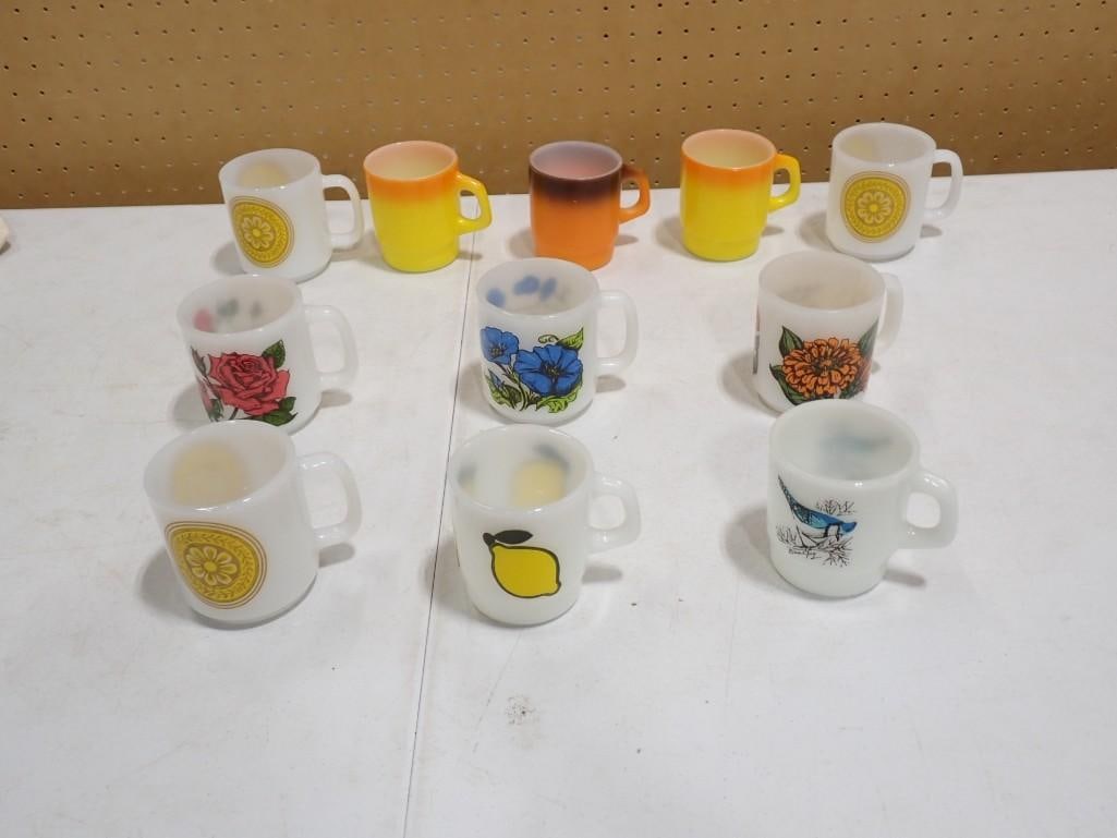 Mixed Lot of Vintage Milk Glass Mugs, Anchor Hocking / Fire King / Glasbake (1 of 9)