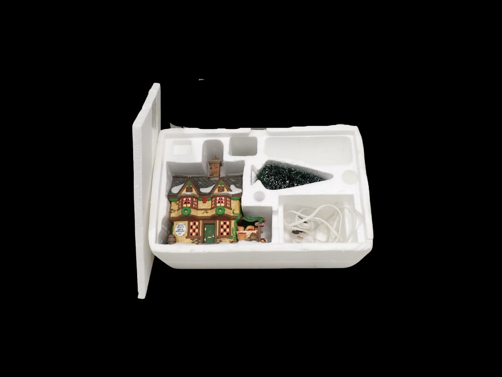 Dept 56 Seton Morris Spice Merchant Dickens Village Series Christmas Village House: Department 56 Seton Morris Spice Merchant Dickens Village Series Christmas Village House in original styrofoam - no outer box Condition: missing pieces, 1 figure damaged All pictures are considered pa