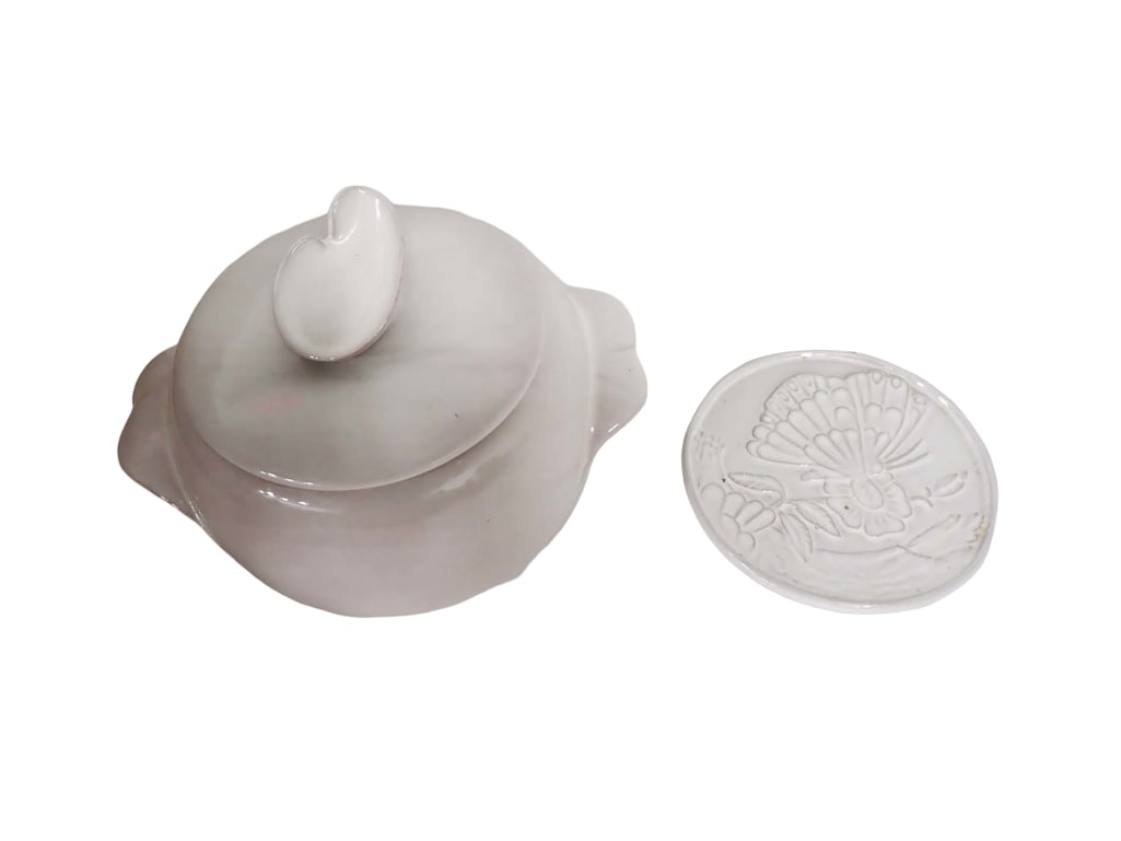 Vintage Frankoma Pottery Creamy White 4V Bean Pot or Casserole with Lid and Butterfly Trivet Designe (1 of 7)