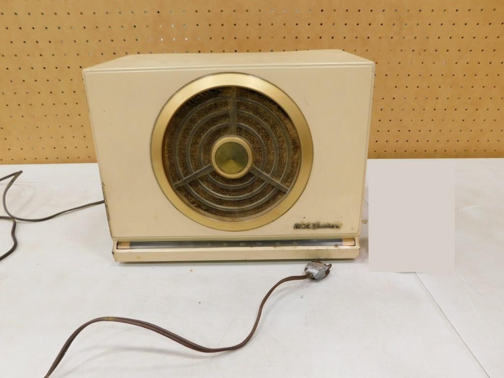 Vintage RCA Victor Tube Radio - Untested: Vintage RCA Victor Tube Radio - Untested All pictures are considered part of the description and should be examined carefully by bidders. Live Auctioneers is now offering Live Shipping through them.&#