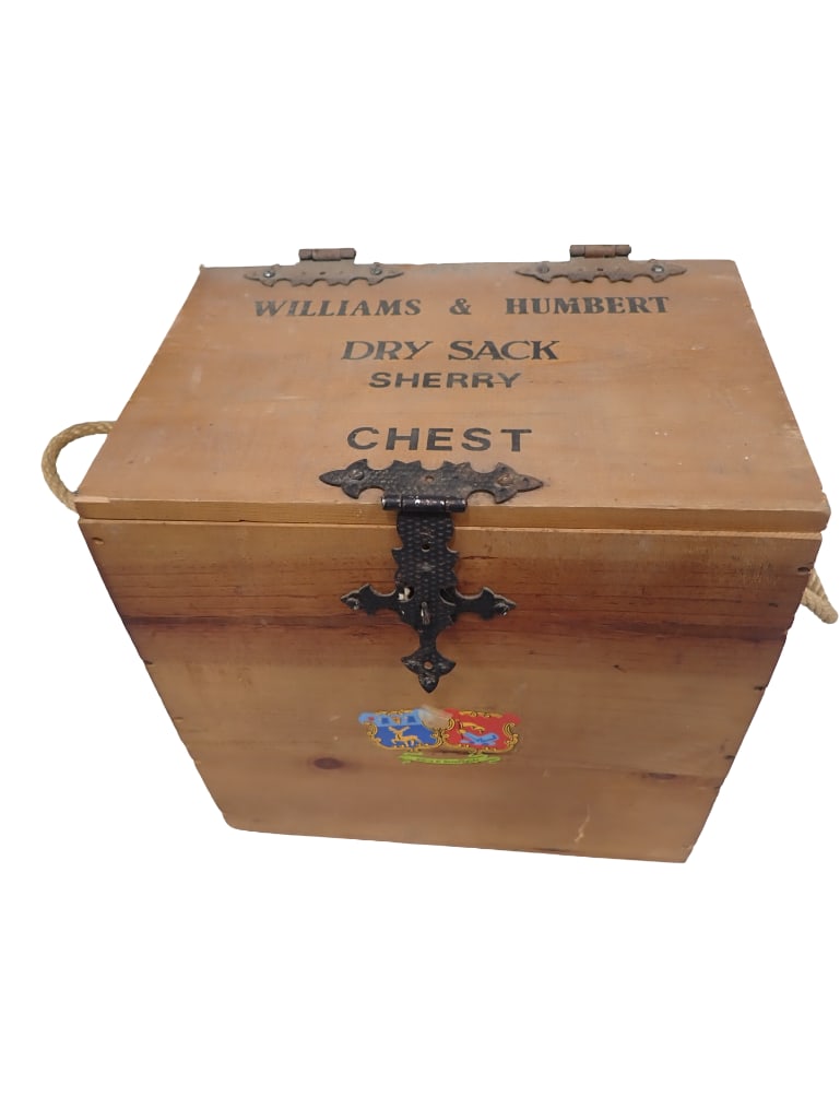 Vintage Williams & Humbert Dry Sack Sherry chest Wood Crate with Rope Handles: Vintage Williams & Humbert Dry Sack Sherry chest Wood Crate with Rope Handles Condition: only opens as far as shown in the pictures.