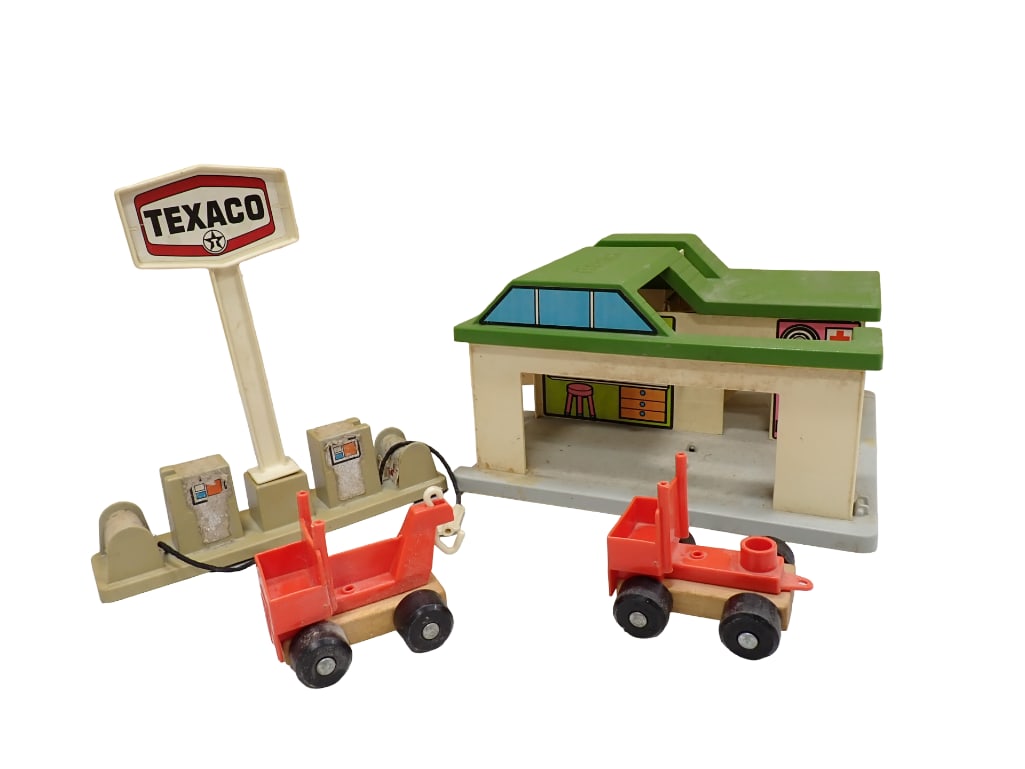 Vintage Playskool Texaco Gas Station: Vintage Playskool Texaco Gas Station. Comes with everything shown. All pictures are considered part of the description and should be examined carefully by bidders. Live Auctioneers is now offeri