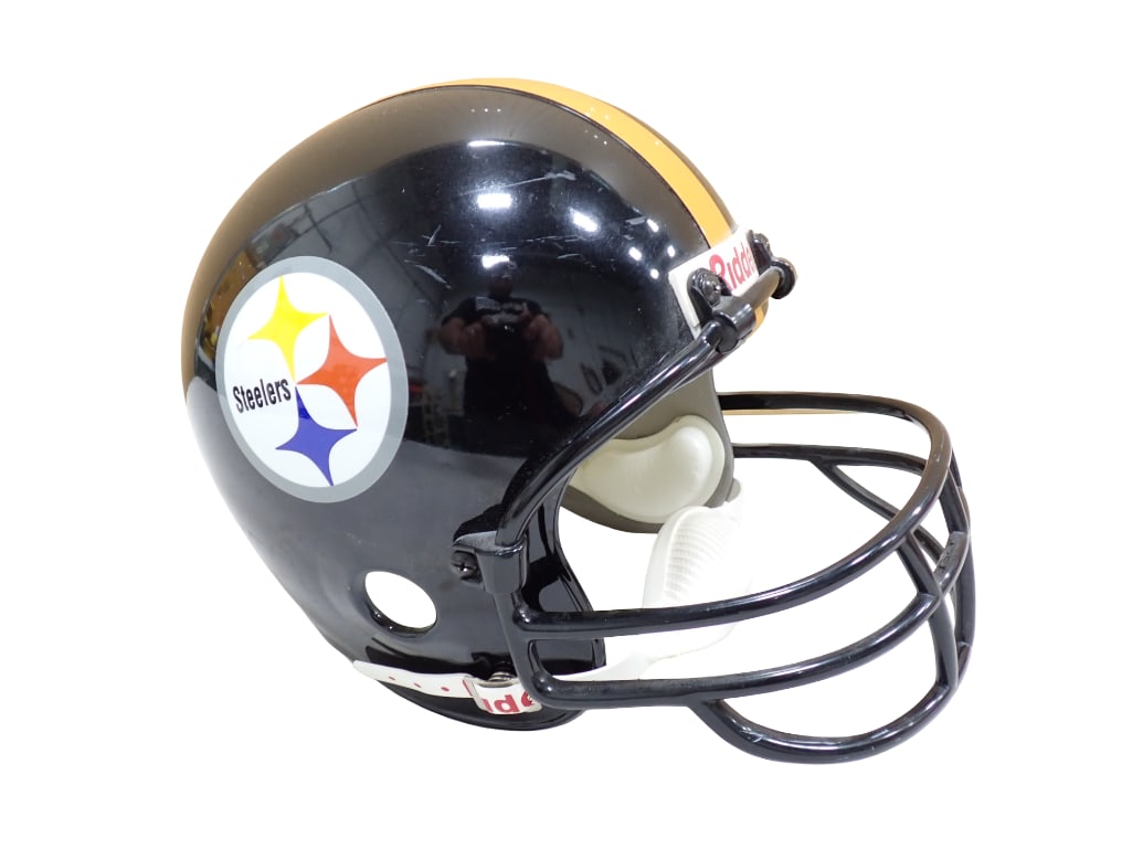 Pittsburgh Sheelers Football Helmet Riddell: Pittsburgh Sheelers Football Helmet Riddell All pictures are considered part of the description and should be examined carefully by bidders. Live Auctioneers is now offering Live Shipping through them