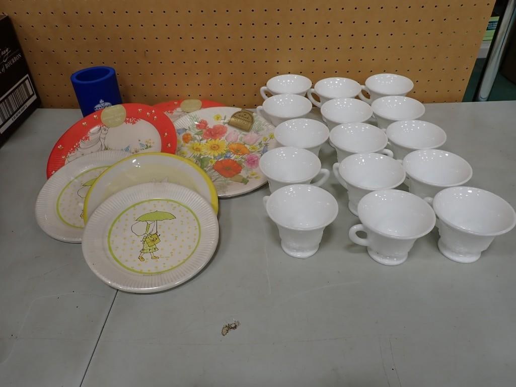 Vintage Decorative Paper Plates, plus Vintage Milk Glass Tea or Coffee Cups: Vintage Decorative Paper Plates, plus Vintage Milk Glass Tea or Coffee Cups. An an Amoco koozie All pictures are considered part of the description and should be examined carefully by bidders.