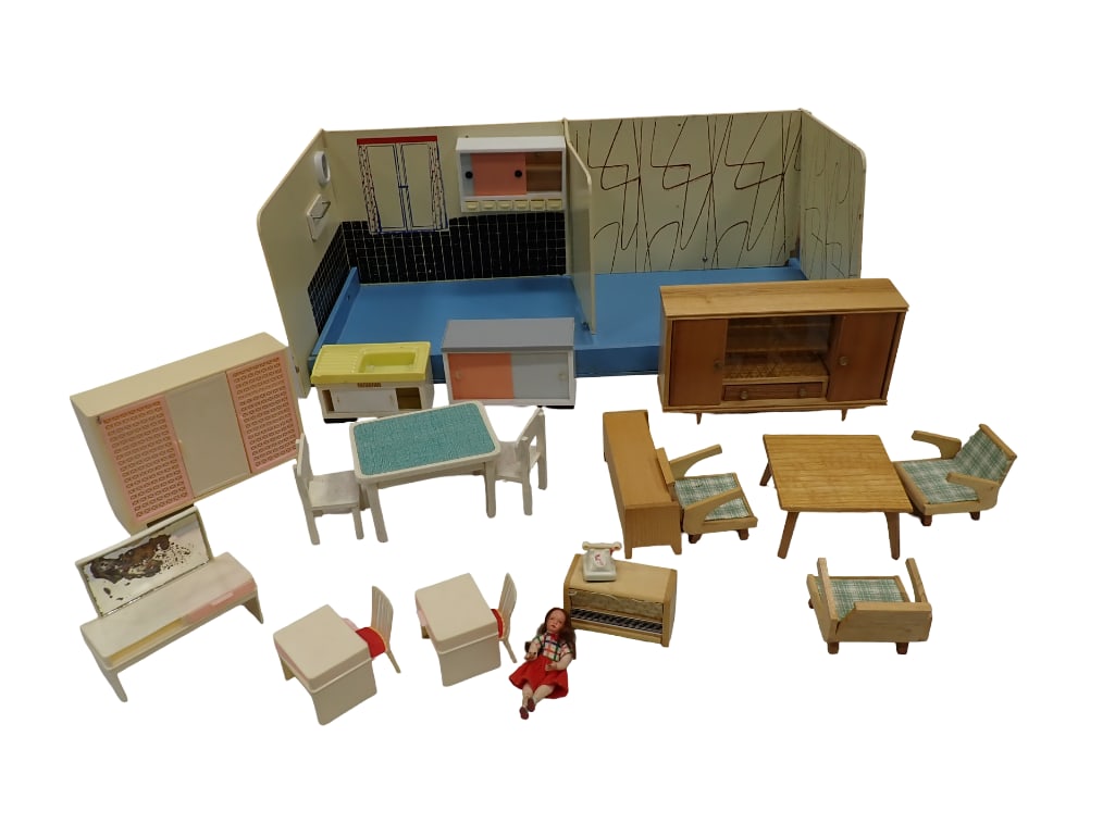 Lot of Dollhouse Miniatures Dollhouse Furniture and a Small Open 2 Room Dollhouse (1 of 11)