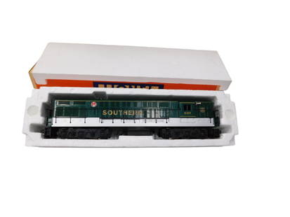 Lionel Southern Fairbanks Morse Diesel 6-18301 in Original Box: Lionel Southern Fairbanks Morse Diesel 6-18301 Model Train Engine in Original Box All pictures are considered part of the description and should be examined carefully by bidders.  Live Auctioneers is