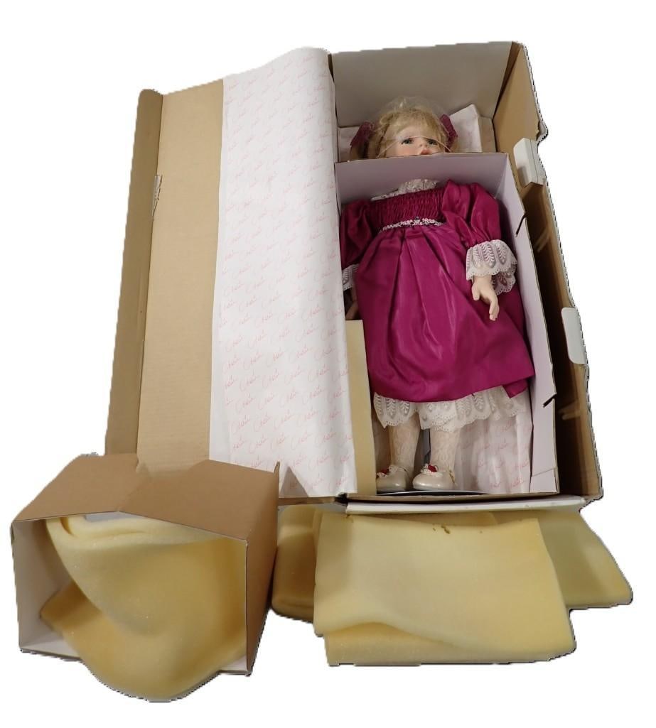 Marie Osmond Fine Porcelain "Quite a Pair" Hand Numbered Limited Edition Doll with Box: Marie Osmond Fine Porcelain "Quite a Pair" Hand Numbered Limited Edition Doll with Box All pictures are considered part of the description and should be examined carefully by bidders. Live Auc