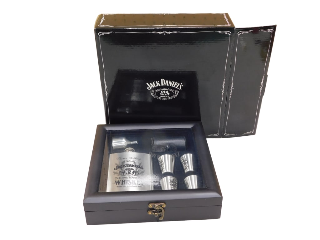 Jack Daniels Flask Boxed Set  with Display Case and Original Outer Box Old No 7 (1 of 7)