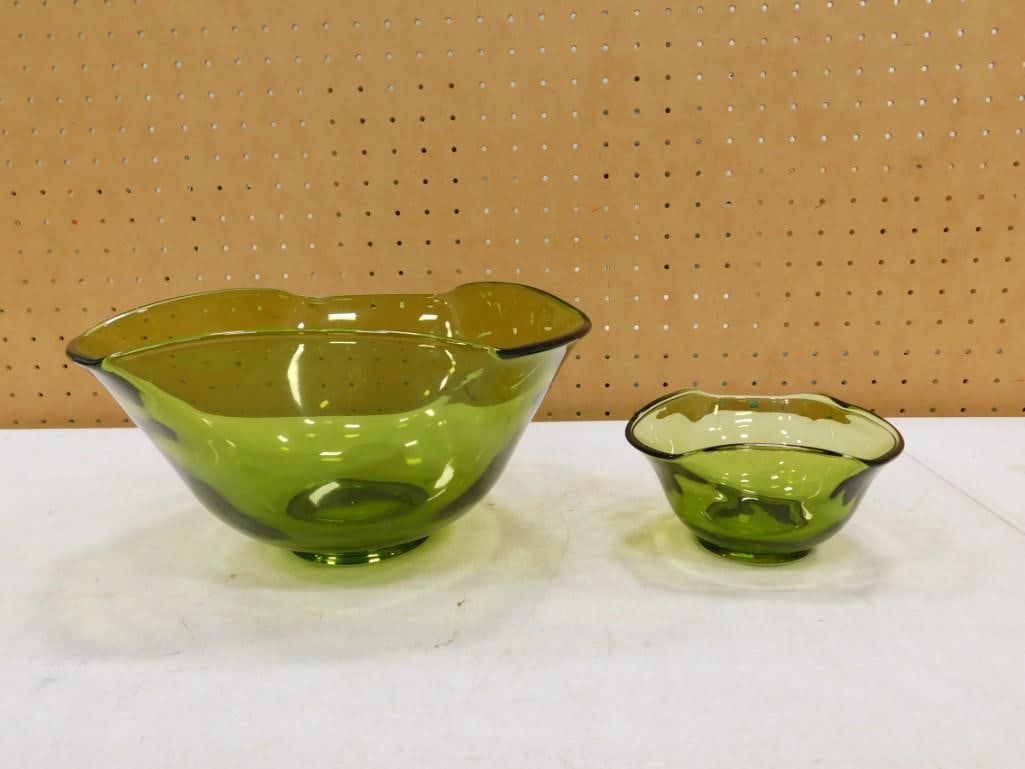 Mid Century Green Glass Chip and Dip Bowl Set (1 of 7)