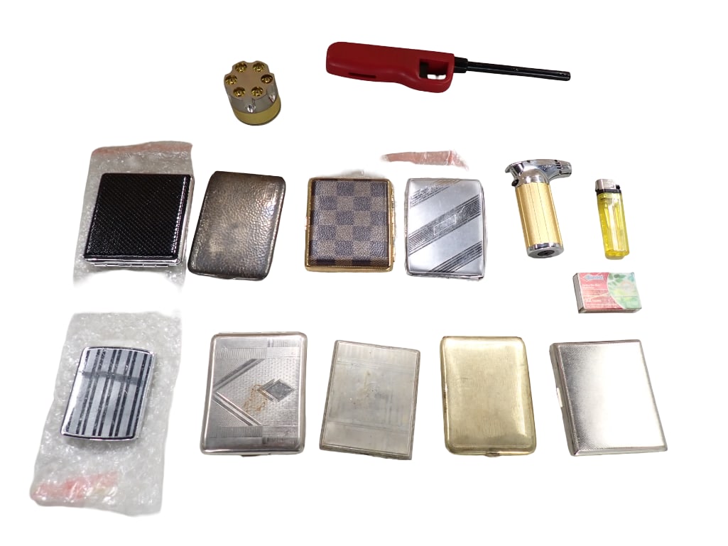 Vintage Lighters, Compacts, Spice Grinder, Etc Movie or TV Props: Vintage Compacts, Lighters, Spice Grinder, Etc Movie or TV Props Condition: untested NO COA or Paperwork The consignor worked on multiple movies and TV shows and this lot may have been in 