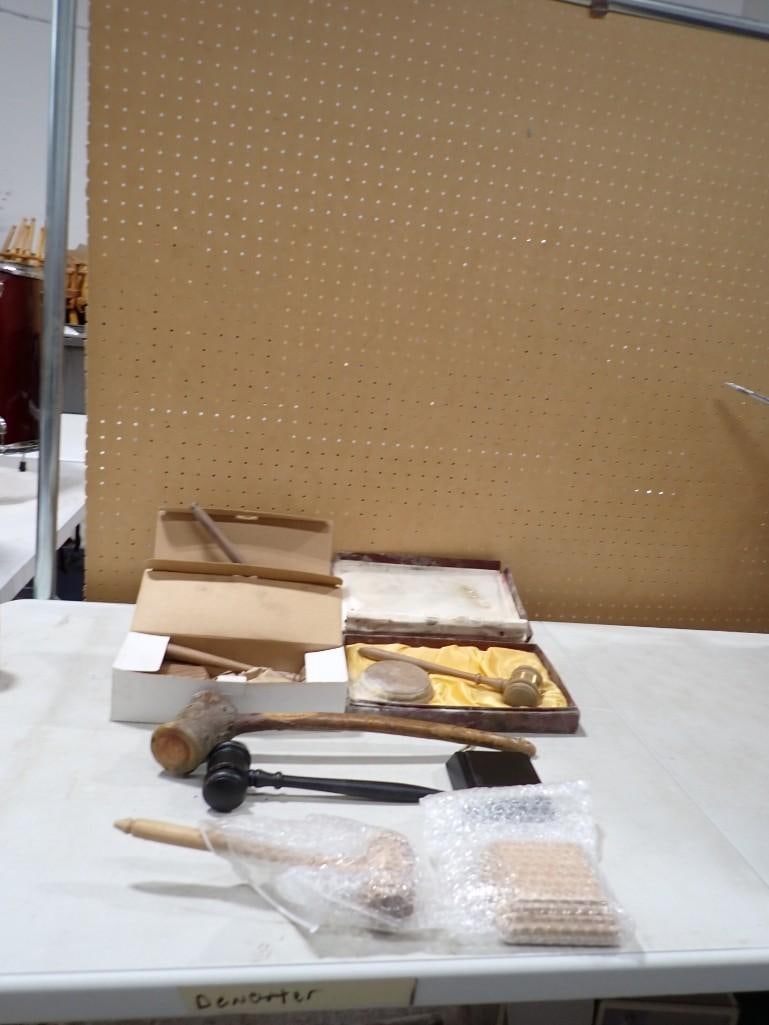 Lot of Gavels Movie or TV Props: Lot of Gavels Movie or TV Props . Great for judges and auctioneers NO COA or Paperwork The consignor worked on multiple movies and TV shows and this lot may have been in any of the following: Em
