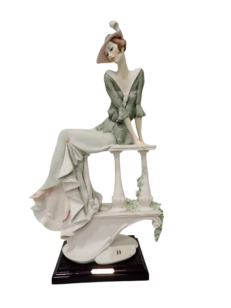 Giuseppe Armani Young Lady on Balaustre: Giuseppe Armani Young Lady on Balaustre 16" tall. Condition: no chips, cracks, or repairs All pictures are considered part of the description and should be examined carefully by b