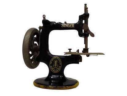 Antique Singer Sewhandy Child's Mini Sewing Machine: Antique Singer Sewhandy Child&#39;s Mini Sewing Machine/&#160; 7&#34;x7&#34; all original condition, no touch ups.  All pictures are considered part of the description and should be examined carefully