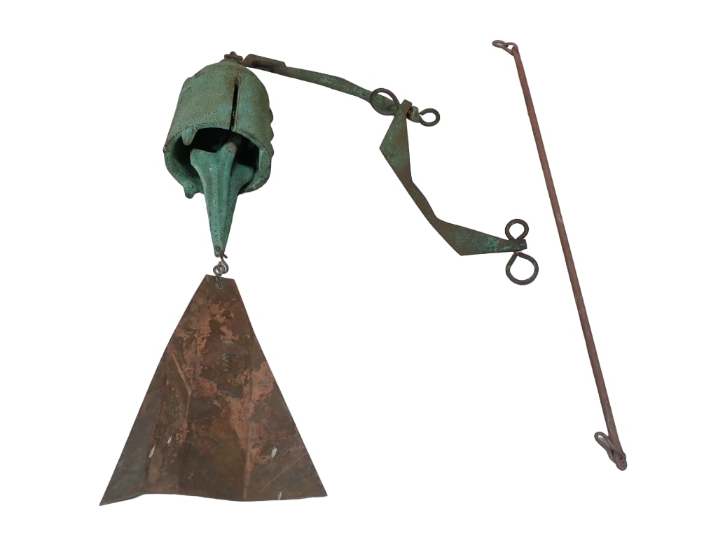 Vintage Paolo Soleri Consanti Arcosanti Verdigris Bronze Bell Brutalist: Vintage Paolo Soleri Consanti Arcosanti Verdigris Bronze Bell Brutalist. Measures 34". Has makers mark inside square. All pictures are considered part of the description and should be 