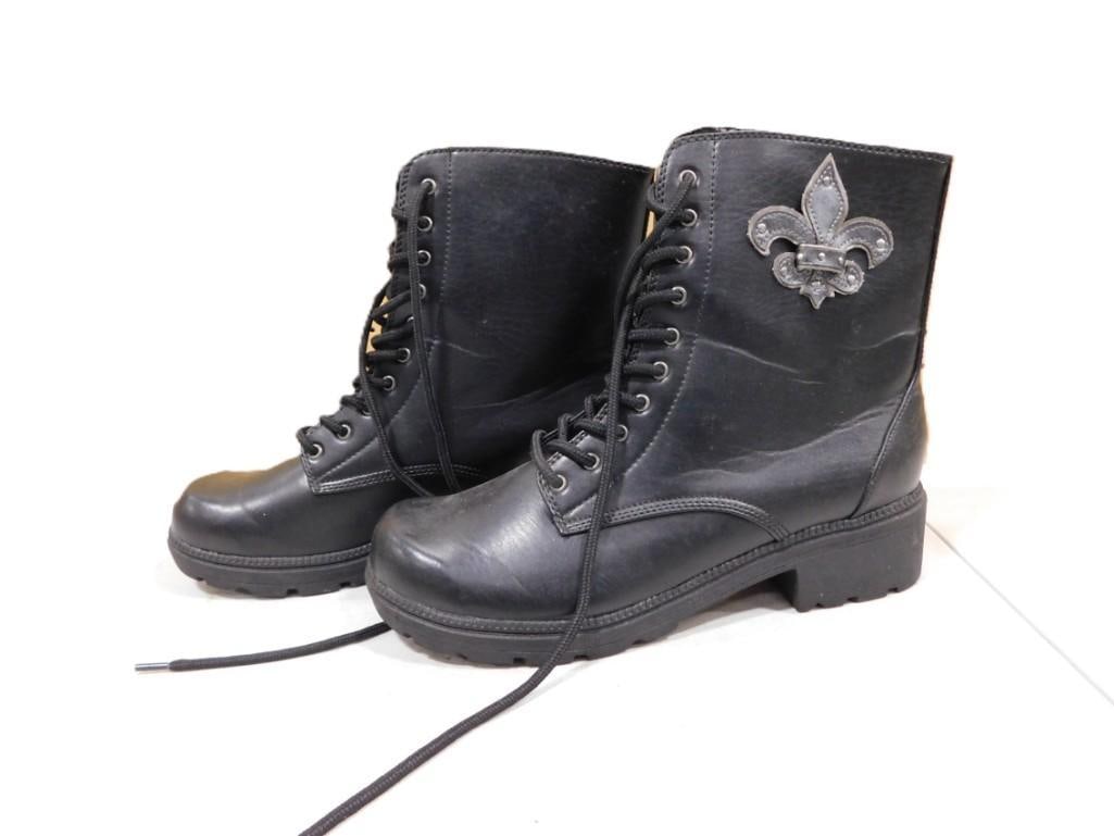 Pair of Leather Size 9.5M Motorcycle Boots: Pair of Leather Size 9.5M Motorcycle Boots All pictures are considered part of the description and should be examined carefully by bidders. Live Auctioneers is now offering Live Shipping through them.