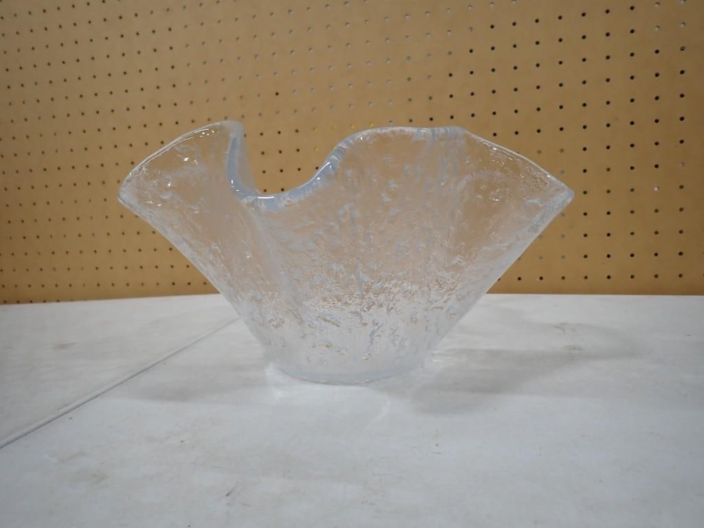 Art Glass Handkerchief Bowl: Art Glass Handkerchief Bowl All pictures are considered part of the description and should be examined carefully by bidders. Live Auctioneers is now offering Live Shipping through them. This is an opt