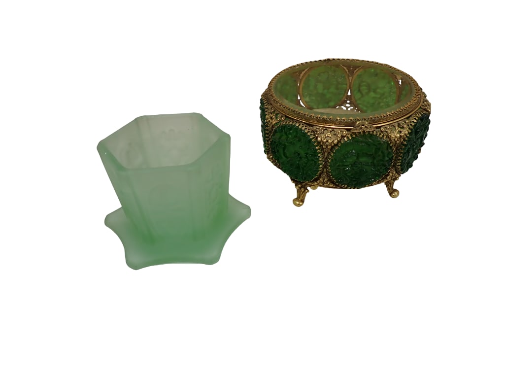 Vintage Stylebuilt Jewelry Casket with 8 Green Glass Panels and a Vintage Frosted Green Pagoda Fairy: Vintage Stylebuilt Jewelry Casket with 8 Green Glass Panels and a Vintage Frosted Green Pagoda Fairy Tealite Holder All pictures are considered part of the description and should be examined carefully