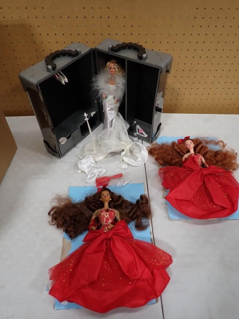 Silver Screen Barbie Doll with Case and 2 Radiant Red Barbies (1 of 4)