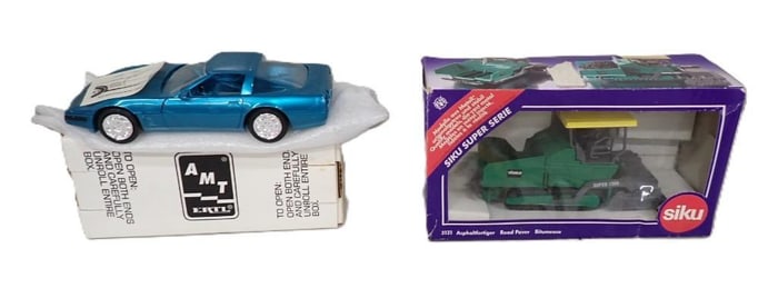 AMT Ertl Corvette Model and Siku 3131 Asphaltfertiger Road Paver Bitumeuse