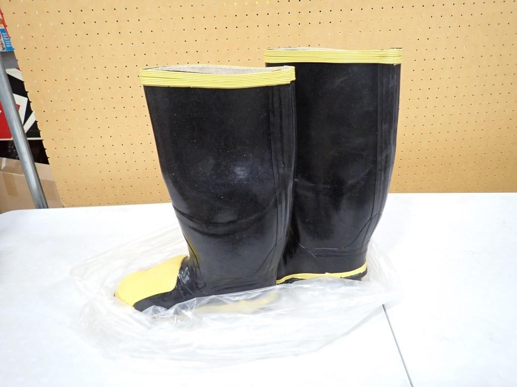 Pair of Steel Toe Rubber Work Boots - Ranger Rubber Co - look to be size 6: Pair of Steel Toe Rubber Work Boots - Ranger Rubber Co - look to be size 6 All pictures are considered part of the description and should be examined carefully by bidders. Live Auctioneers is now offe